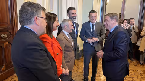 Sara Rubira con el ministro Luis Planas en la reuni&oacute;n que se ha celebrado este mi&eacute;rcoles para abordar la situaci&oacute;n de la pesca de arrastre en el Mediterr&aacute;neo (Foto CARM)
