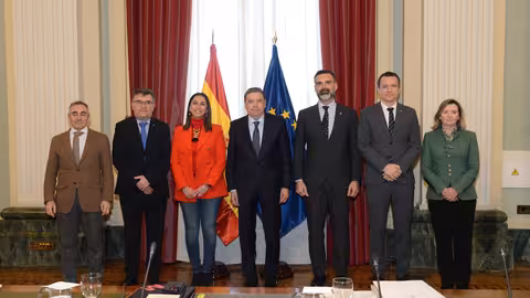 Foto de familia del ministro Luis Planas y los consejeros de Pesca de las cinco autonom&iacute;as mediterr&aacute;neas (Foto MAPA)