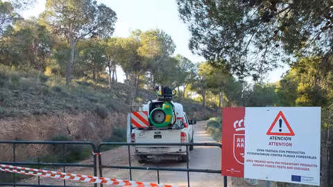 Todoterreno con el ca&ntilde;&oacute;n para la aplicaci&oacute;n de cipermetrina para combatir la procesionaria del pino (Foto CARM)