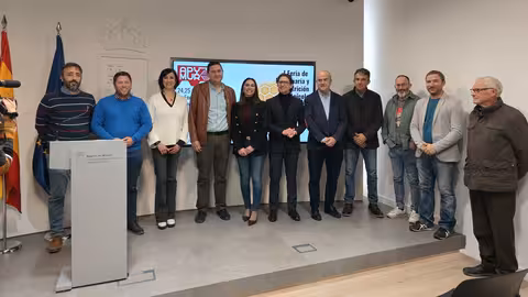 Rubira junto a los organizadores de la Feria de Maquinaria y Nutrici&oacute;n Ap&iacute;cola en la presentaci&oacute;n de la misma (Foto CARM)