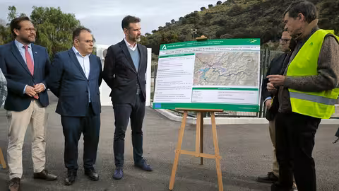 Fern&aacute;ndez-Pacheco en la obra en la EDAR de La Herradura, en Granada (Foto Junta de Andaluc&iacute;a)
