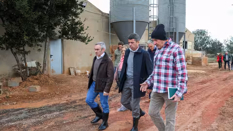 Maz&oacute;n visita explotaciones ganaderas afectadas por la DANA (Foto Generalitat Valenciana)