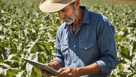 Agricultor en el campo con una tableta (Foto Uni&oacute;n de Uniones)