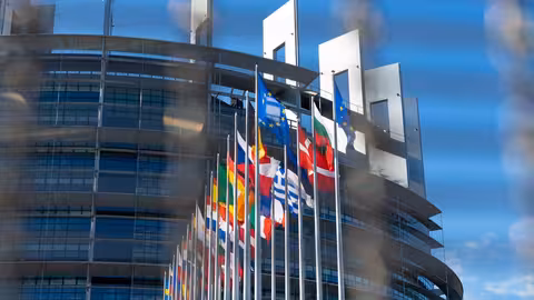 Banderas ante el edificio de la Comisi&oacute;n Europea (Foto Asaja Sevilla)