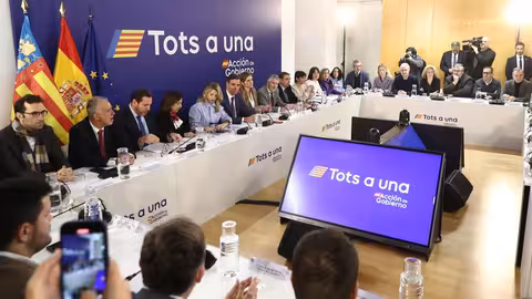 Encuentro del presidente y varios miembros del Gobierno con alcaldes de localidades afectadas por la DANA. | Pool Moncloa/Fernando Calvo
