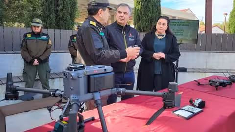 El consejero de Medio Ambiente, Universidades, Investigaci&oacute;n y Mar Menor, Juan Mar&iacute;a V&aacute;zquez, habla con un agente medioambiental sobre las posibilidades del nuevo dron para la vigilancia (Foto CARM)