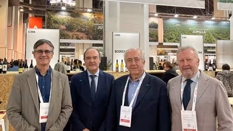 El director general de Industria Alimentaria junto a los presidentes de las DOP de Jumilla, Yecla y Bullas en la 'Barcelona Wine Week' (Foto CARM)