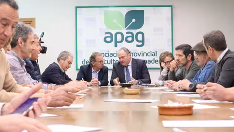 Mart&iacute;nez Liz&aacute;n visita las instalaciones de APAG (Foto Gobierno de C-LM)