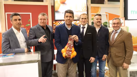 Carlos Maz&oacute;n en un stand de Fruit Logistica 2025 (Foto Generalitat Valenciana)