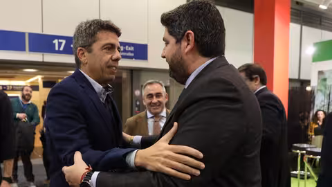 Encuentro de Maz&oacute;n y L&oacute;pez Miras en Fruit Logistica 2025 (Foto Generalitat Valenciana)