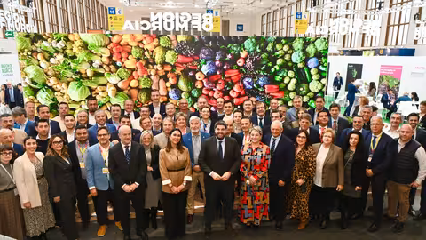 L&oacute;pez Miras y Rubira junto a expositores de la Region de Murcia en Fruit Logistica 2025 (Foto CARM)