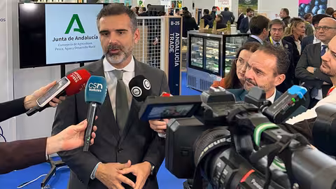 Ram&oacute;n Fern&aacute;ndez-Pacheco atiende a los medios en Fruit Log&iacute;stica 2025 (Foto Junta de Andaluc&iacute;a)