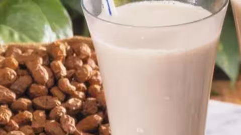 Chufas y un vaso de horchata (Foto Consejo Regulador DO Chufa de Valencia)