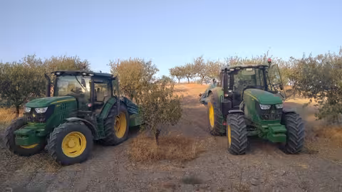 Tractores en un cultivo de almendra (Foto Asaja Albacete)