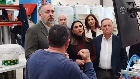 Sara Rubira en la visita a las instalaciones de la empresa Babyplant junto al alcalde de Santomera (Foto CARM)