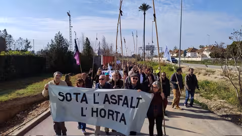 Concentraci&oacute;n en Catarroja en defensa de la huerta y la Ley qye la protege (Foto Per L'Horta en X)