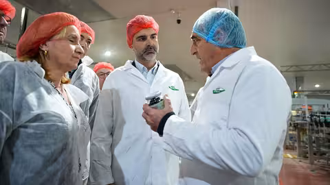 Fern&aacute;ndez-Pacheco visita a la cooperativa olivarera Agrosevilla (Foto Junta de Andaluc&iacute;a)