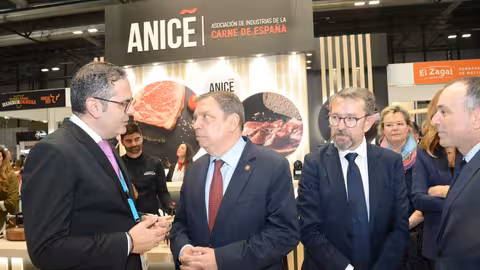 Luis Planas en el stand de Anice en Meat Attraction (Foto MAPA)
