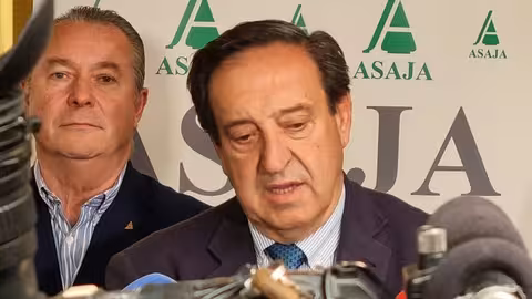 Pedro Barato atendiendo a los medios de comunicaci&oacute;n (Foto Asaja CyL) Archivo