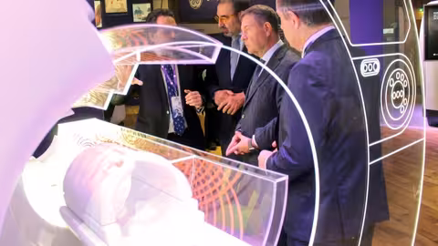 Emiliano Garc&iacute;a-Page visita un stand del Congreso Europeo de Radiolog&iacute;a en Viena (Foto Gobierno de Castilla-La Mancha)