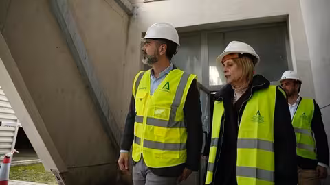 Ram&oacute;n Fern&aacute;ndez-Pacheco y Mar&iacute;a Jos&eacute; Garc&iacute;a-Pelayo en un momento de su visita a las obras del nuevo laboratorio de Jerez (Foto Junta de Andaluc&iacute;a)