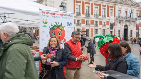 Reparto de fresa de Huelva en la Puerto del Sol de Madrid (Foto UPA)