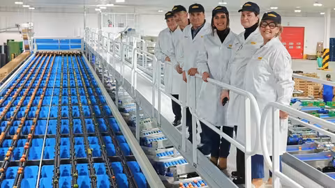 Rubira, junto a los directivos de la SAT Perich&aacute;n en la nueva calibradora para el procesado de producto que han instalado (Foto CARM)