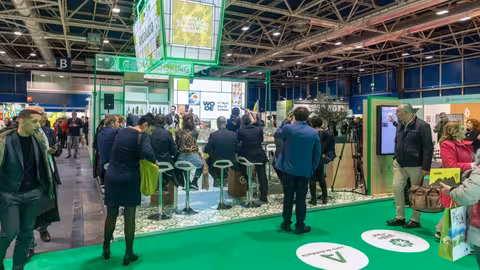 Expositores y visitantes en la WOOE 2024 (Foto Junta de Andaluc&iacute;a)