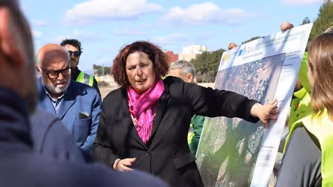 Bego&ntilde;a Garc&iacute;a en su visita a la Comunidad de Regantes de la Acequia Real del J&uacute;car (Foto MAPA)