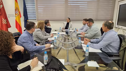 Sara Rubira durante la reuni&oacute;n con las cofrad&iacute;as de pescadores de la Regi&oacute;n de Murcia (Foto CARM)