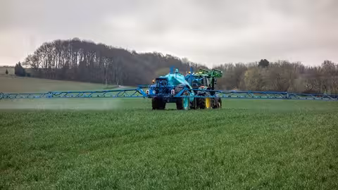 Tractor aplicando fertilizantes a un cultivo (Foto Uni&oacute;n de Uniones)