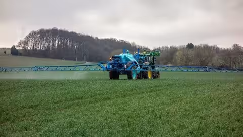 Tractor aplicando fertilizantes a un cultivo (Foto Uni&oacute;n de Uniones)