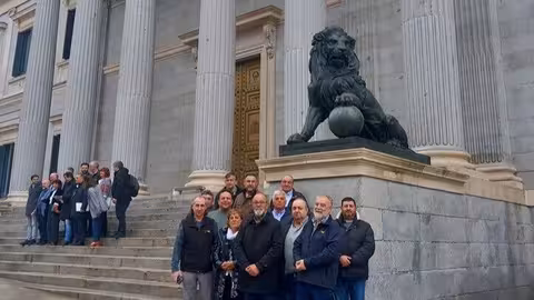 Representantes de Uni&oacute;n de Uniones ante las puertas del Congreso (Foto UdU)