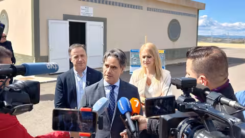 Juan Cascales atiende a los medios de comunicaci&oacute;n en Aledo (Foto MCT)