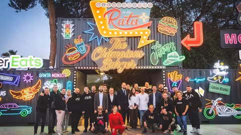 Foto de grupo de autoridades, equipo de The Champions Burger y representantes de las hamburgueser&iacute;as participantes.