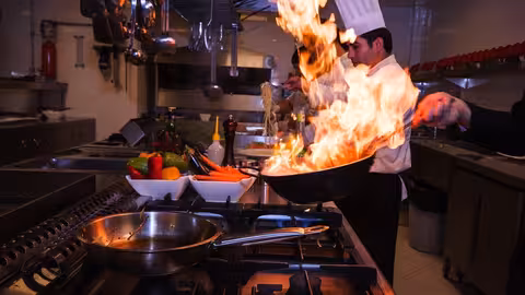 Cocina de un restaurante (Imagen de Engin Akyurt en Pixabay)