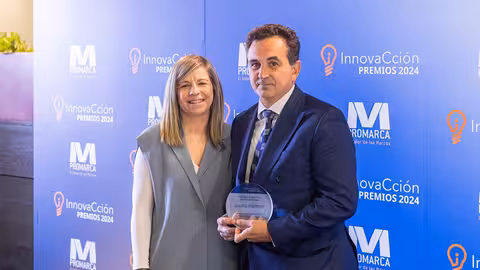 El director general de El Pozo Alimentaci&oacute;n, Rafael Fuertes recibe el galard&oacute;n de la mano de la directora de Servicio al Cliente de Kantar Worldpanel en Madrid, Ana Machota (Foto ElPozo Alimentaci&oacute;n)