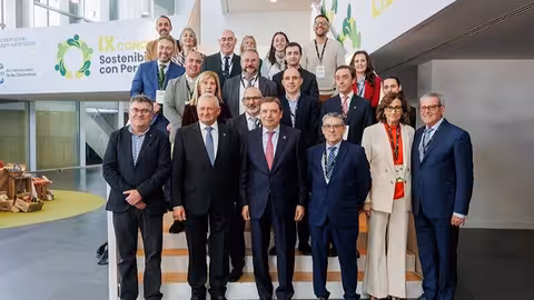 Representantes de las cooperativas firmantes del acuerdo para reducir su huella de carbono junto con el ministro de Agricultura, Pesca y Alimentaci&oacute;n, Luis Planas (abajo en el centro), el conseller d' Agricultura, Pesca i Medi Natural de Baleares, Joan Simonet (abajo a la izquierda) y miembros de la presidencia de Cooperativas Agro-alimentarias de Espa&ntilde;a (Foto Cooperativas Agro-Alimentarias)