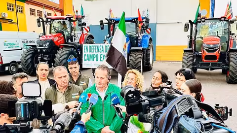 Declaraciones antes de la salida de la tractorada (Foto Apag Extremadura Asaja RRSS)
