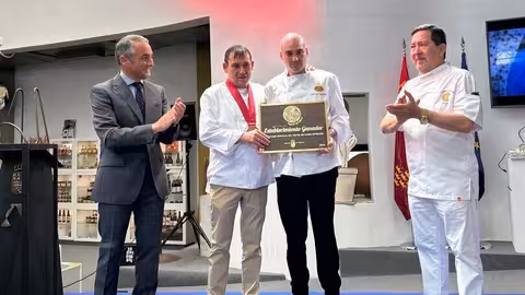 Jos&eacute; Antonio Jim&eacute;nez, de la confiter&iacute;a Jim&eacute;nez de Puente Tocinos (Murcia), ganador del VI Concurso Regional del Pastel de Carne Artesano (Foto CARM)