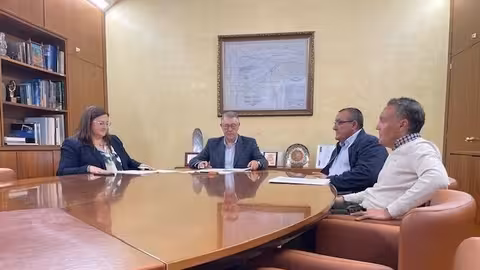 Urrea mantiene una reuni&oacute;n de trabajo con el presidente de la Comunidad de Regantes de &Aacute;guilas, Pedro Gallego (Foto CHS)