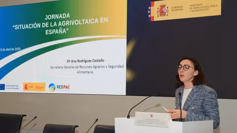 La secretaria general de Recursos Agrarios y Seguridad Alimentaria, Ana Rodr&iacute;guez, en una jornada sobre sistemas agrivoltaicos (Foto MAPA)
