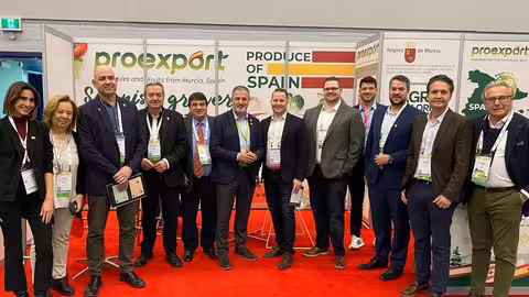 La delegaci&oacute;n murciana junto a directivos del supermercado canadiense Loblaws (Foto Proexport)