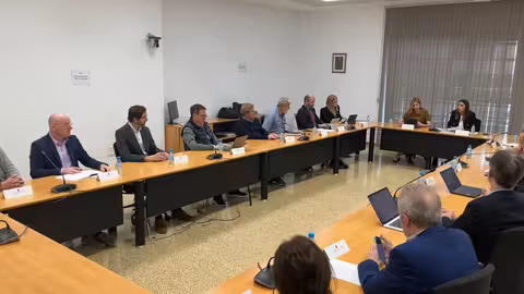 Las consejeras Sara Rubira y Marisa L&oacute;pez Arag&oacute;n durante la reuni&oacute;n con representantes del sector agroalimentario afectados por los aranceles de EE.UU (Foto CARM)