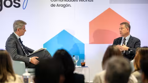 Emiliano Garc&iacute;a-Page, participa en Zaragoza, en el ciclo &lsquo;Vecinos y Amigos&rsquo; (Foto Gobierno de C-LM)