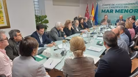 V&aacute;zquez da la bienvenida a los integrantes del Comit&eacute; de Asesoramiento Cient&iacute;fico del Mar Menor antes de comenzar la sesi&oacute;n (Foto CARM)