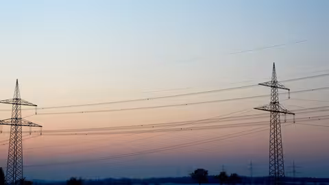 Torres el&eacute;ctricas (Imagen de moerschy en Pixabay)