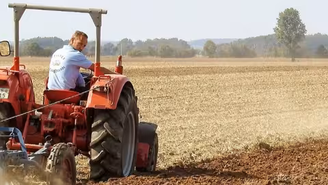 Labores agr&iacute;colas con un tractor (Foto MAPA)