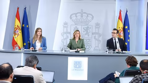 30/04/2025. Rueda de prensa tras el Consejo de Ministros extraordinario: Sara Aagesen, Pilar Alegr&iacute;a y Carlos Cuerpo. La vicepresidenta terc...Descargar 
La vicepresidenta tercera y ministra para la Transici&oacute;n Ecol&oacute;gica y el Reto Demogr&aacute;fico, la ministra de Educaci&oacute;n, Formaci&oacute;n Profesional y Deportes y portavoz del Gobierno y el ministro de Econom&iacute;a, Comercio y Empresa (Foto Pool Moncloa/Fernando Calvo)
