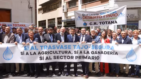 Foto de familia de algunos asistentes al acto del Scrats en defensa del trasvase Tajo-Segura (Foto CARM)